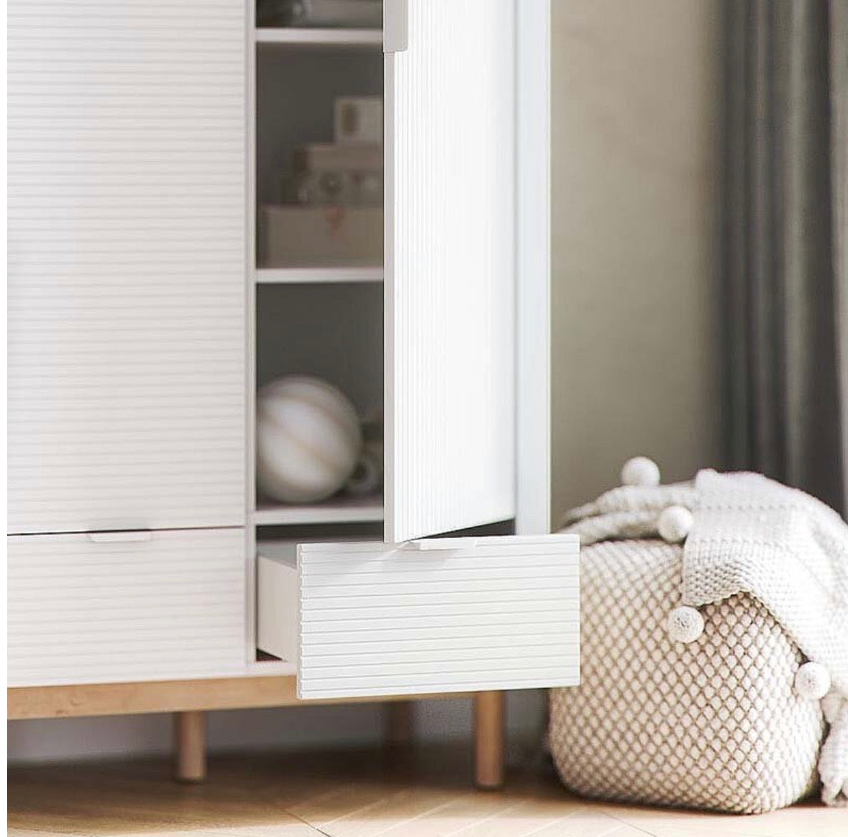 Kleiderschrank mit 2 Stauraumschubladen für Socken etc.