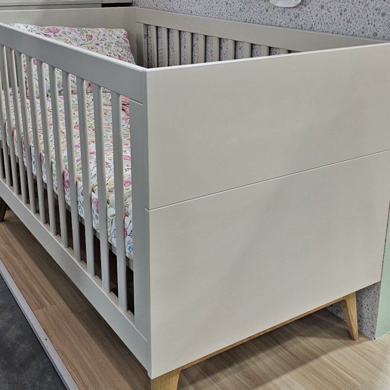 Babybett/Gitterbett ROOM:IN – 140x70cm, umbaubar zum Juniorbett